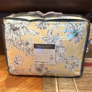 Twin Comforter Set. Pastel yellow with black outlined white flowe…